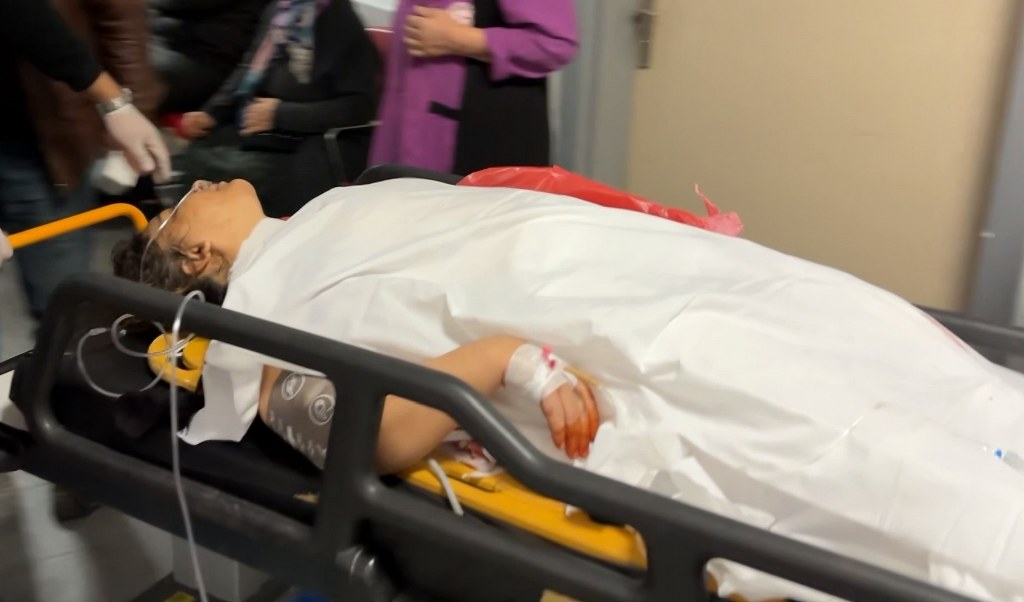 Kavga ettiği karısını tüfekle vurup ağır yaraladı