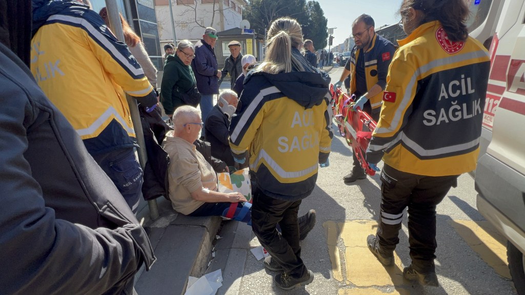 Özel halk otobüsü yayaya çarptı: 8 yaralı