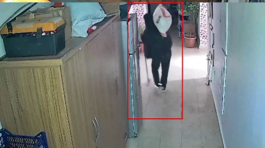 Bir hırsız engelli vatandaşın un çuvalını çaldı