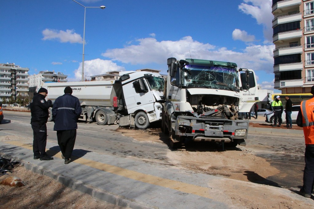 Kamyonlar çarpıştı: 1 yaralı