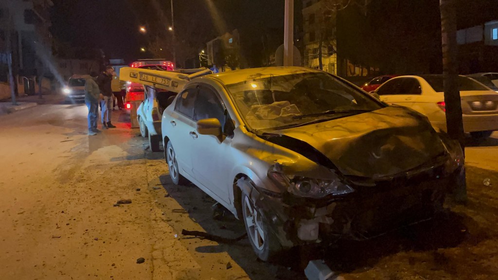 İki otomobil çarpıştı: 4 yaralı