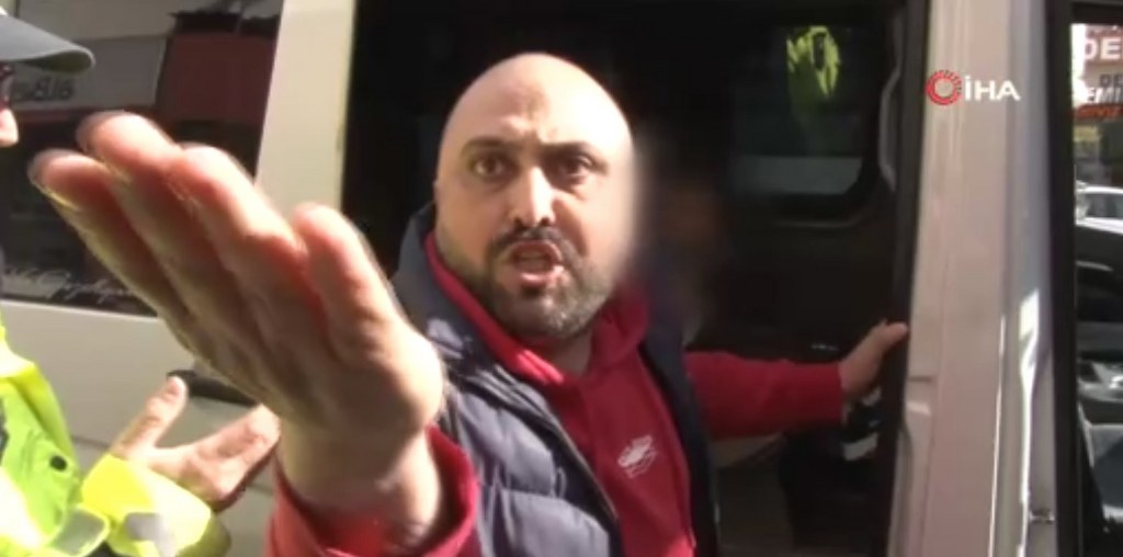Trafik cezası yiyince hıncını gazetecilerden çıkardı