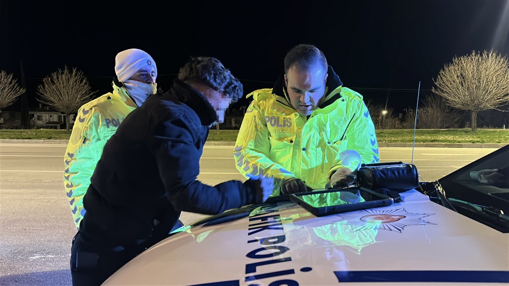 Alkollü sürücü, evde unuttum yalanıyla cezadan kaçmaya çalıştı