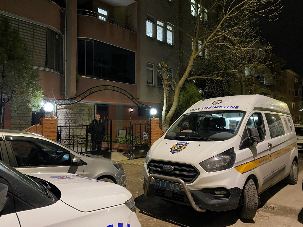 Yatalak annesine yemek hazırlarken kanlar içinde bulunmuştu: Boğazının kesildiği öğrenildi