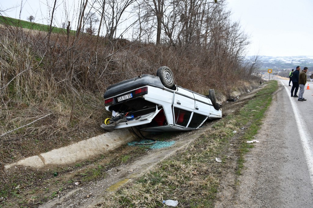 Yoldan çıkan otomobil ters döndü