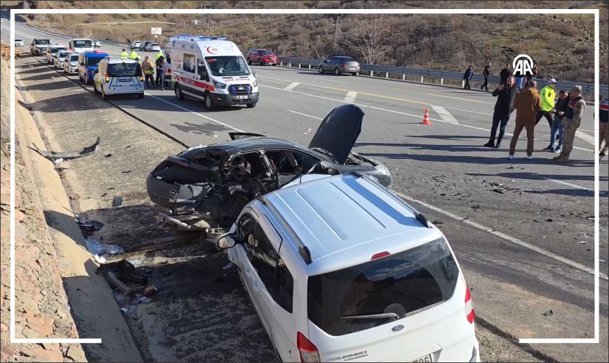 Otomobil ile hafif ticari araç çarpıştı, 1 kişi öldü, 4 kişi yaralandı