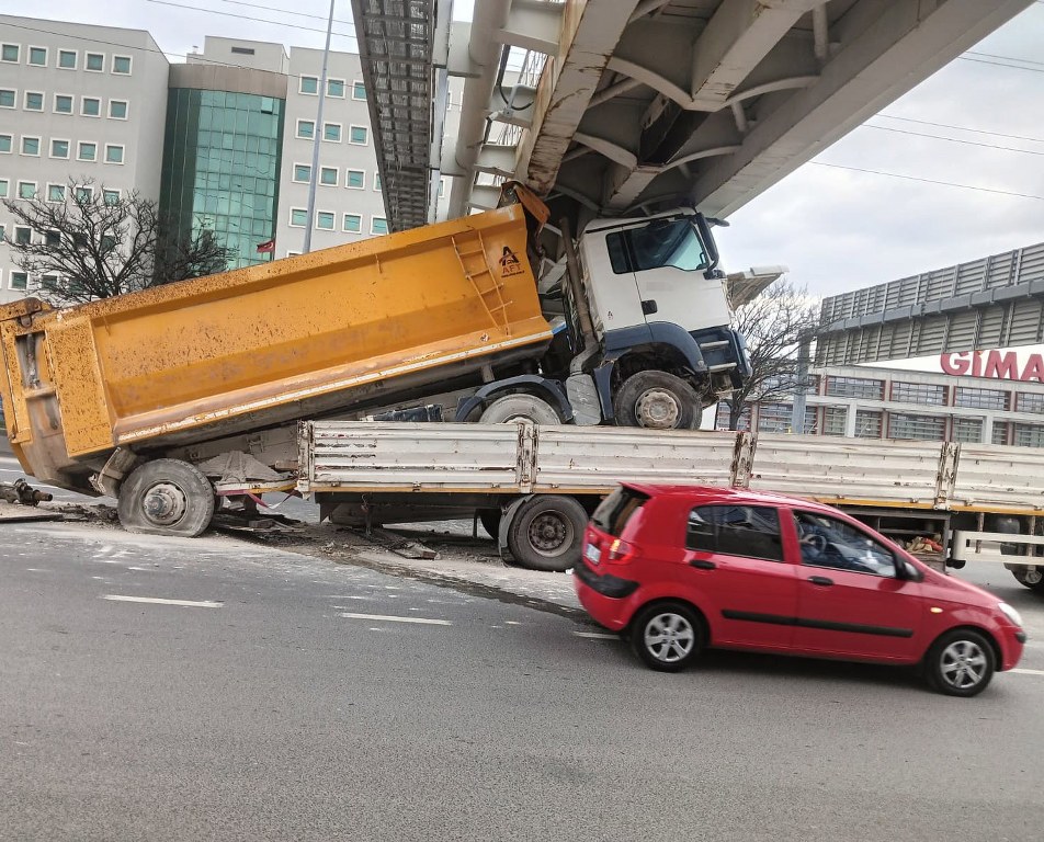 Tıra yüklenmiş hafriyat kamyonu üst geçide çarptı