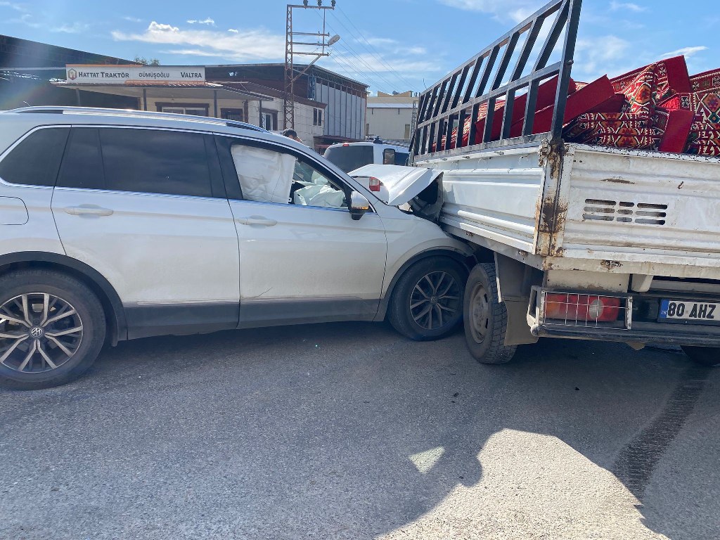 Otomobil ile pikap çarpıştı 2 yaralı