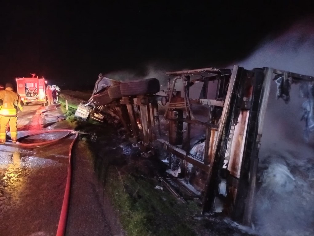 Mandalina yüklü tır cayır cayır yandı