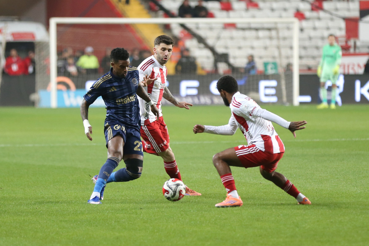 İlk 45 dakika Antalyaspo’un 1-0 üstünlüğü ile tamamlandı