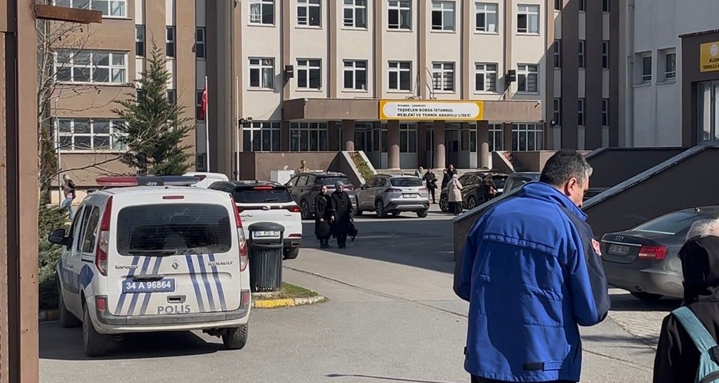 1 öğrenci, 2 öğretmen ve arkadaşını bıçakladı