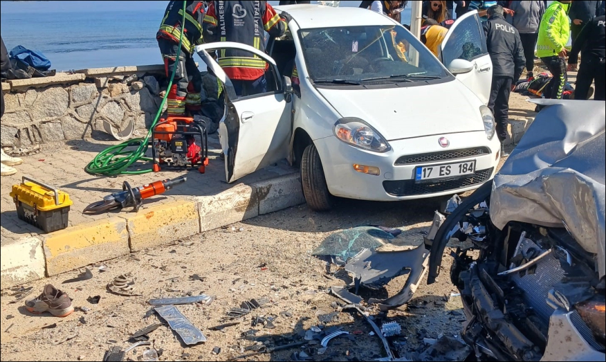 İki araç çarpıştı 2'si ağır 6 kişi yaralandı