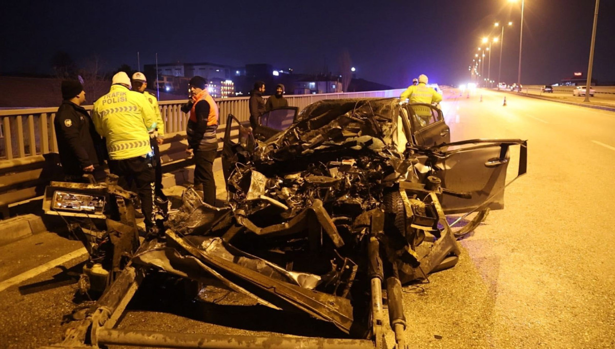 Tıra arkadan çarpan otomobilin sürücüsü ağır yaralandı
