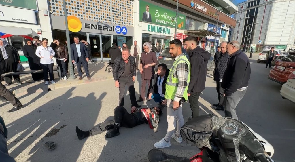  Kamyonetin açık kapısına çarptı 