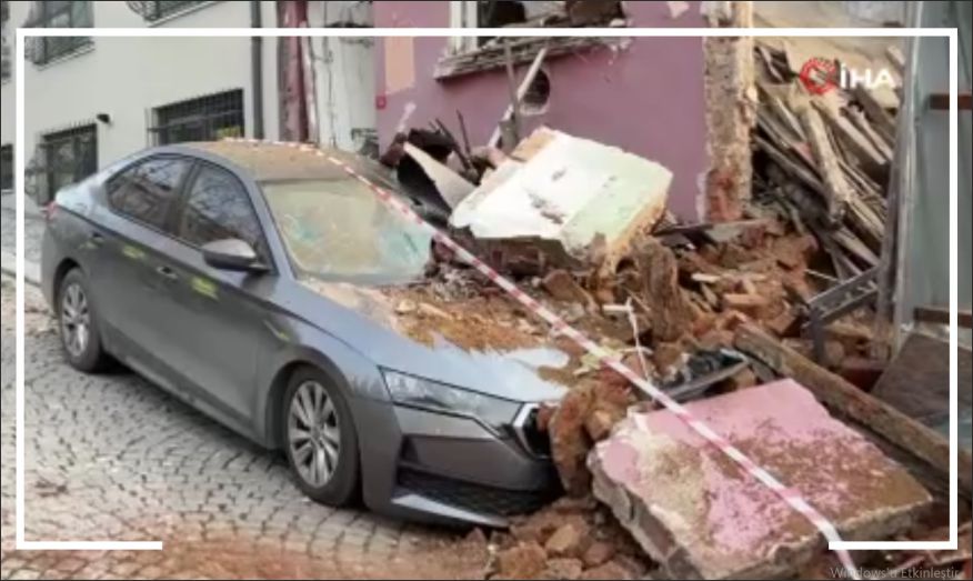 Metruk bina park halindeki aracın üzerine çöktü