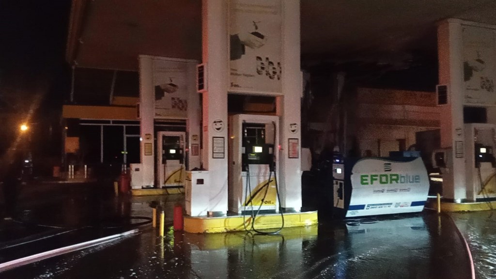 Akaryakıt istasyonunda çıkan yangında faciadan dönüldü