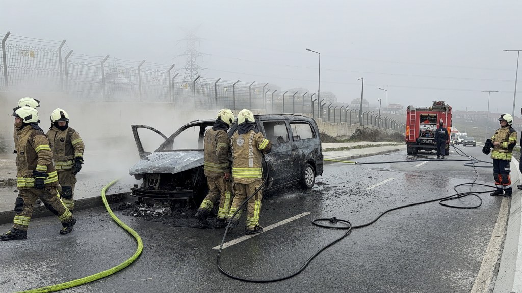 Seyir halindeki VIP taksi alev alev yandı