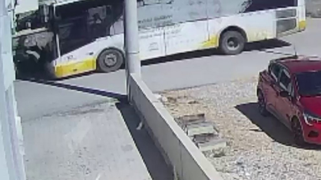 Yolcu otobüsüyle motokurye çarpıştı: 1 yaralı