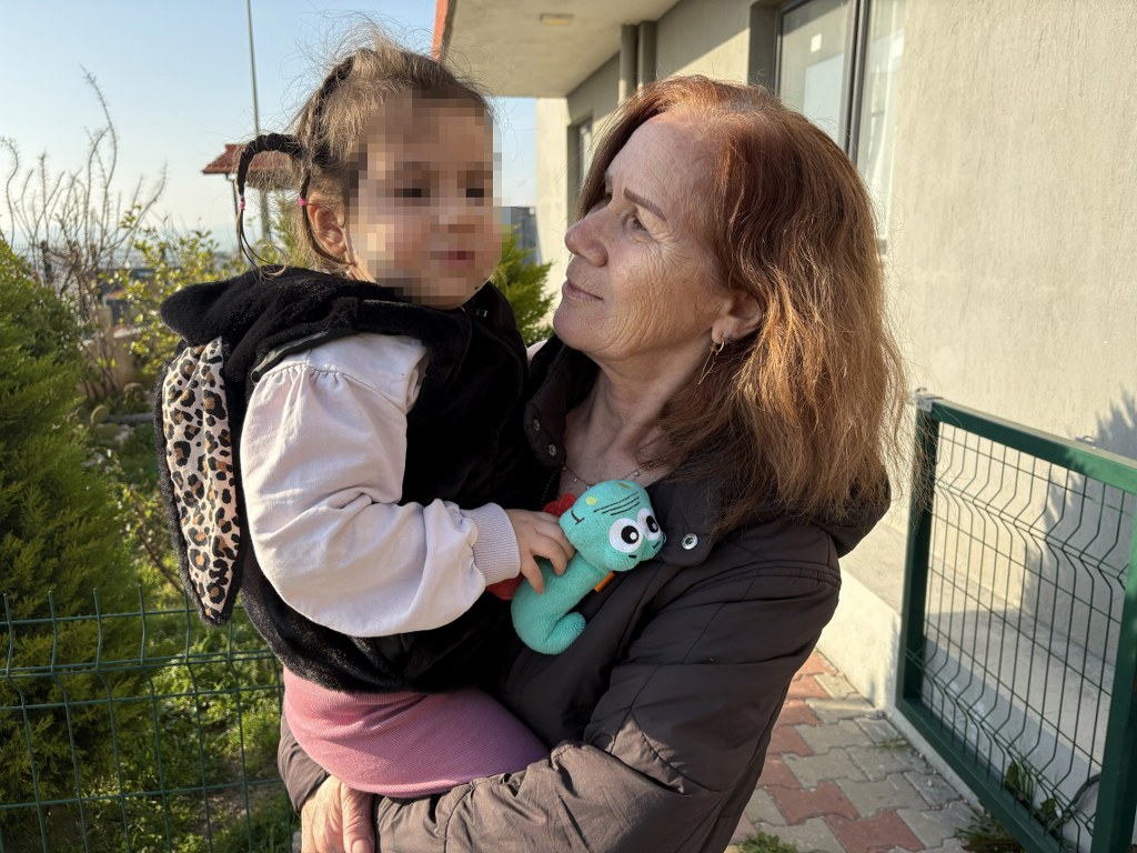 3 yaşındaki Ada'nın yüzü pençe ve ısırıkla dolu