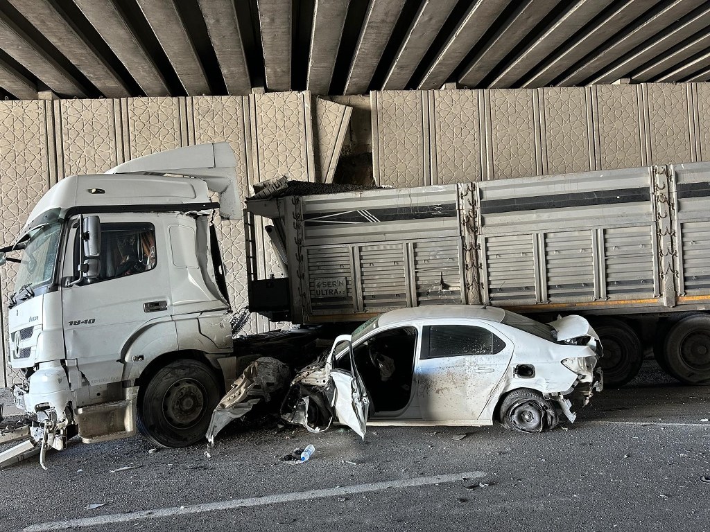 Otomobil ile tır çarpıştı: 1 yaralı