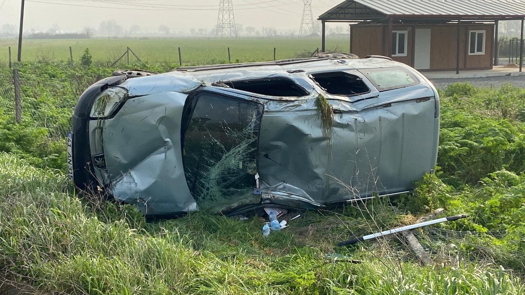 Kontrolden çıkan hafif ticari araç takla attı, sürücü yaralandı