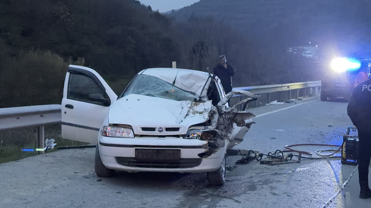 Kazada sürücü hayatını kaybetti, eşi ve çocuğu ise yaralandı