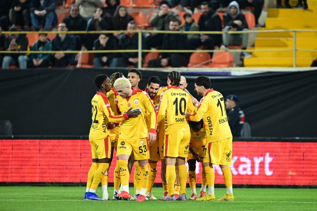 UEFA, Galatasaray'a Liverpool deplasmanı için seyirci yasağı cezası verdi