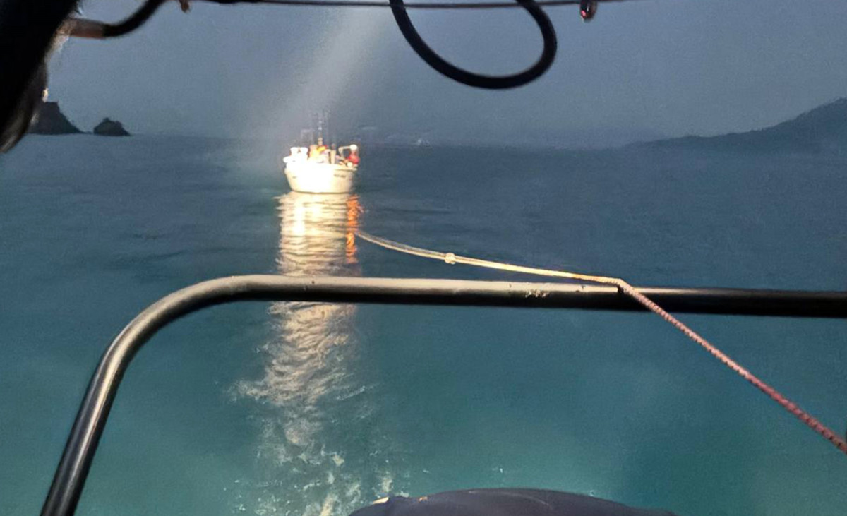 Fethiye’de makine arızası nedeniyle sürüklenen tekne kurtarıldı