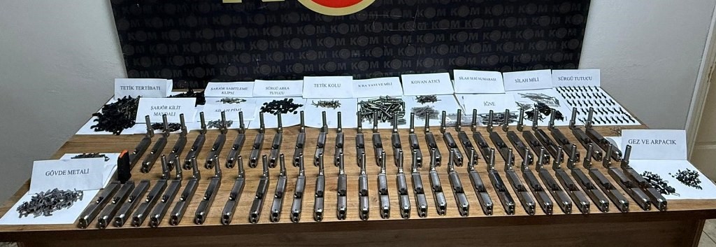 Otomobilin kapılarından cephanelik çıktı