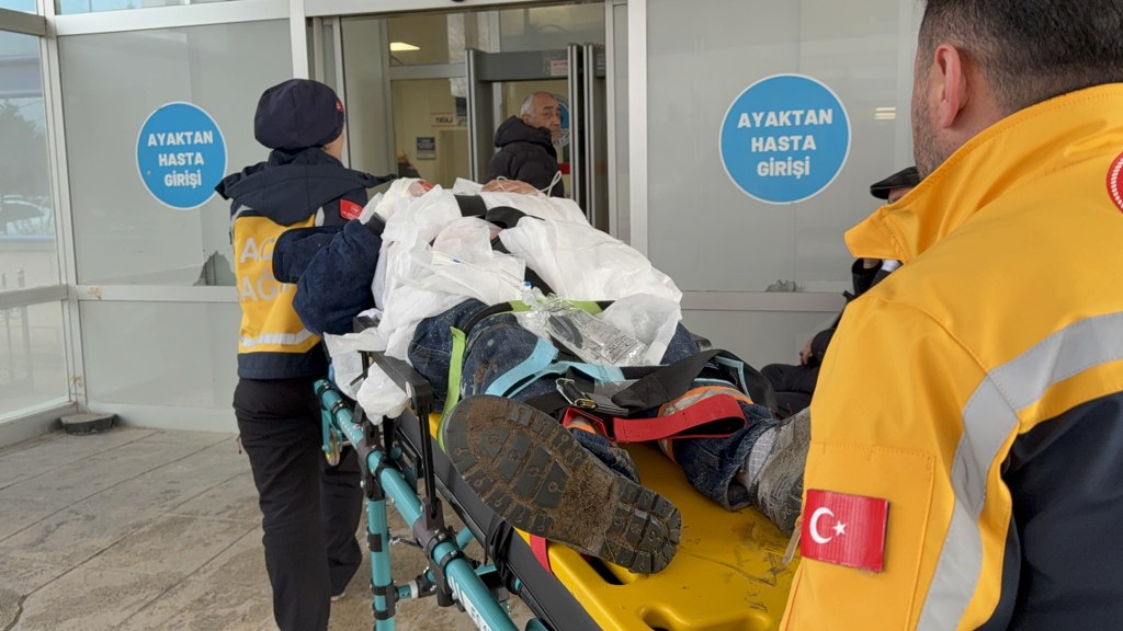 Beton mikserini yıkarken düşen sürücü hastanelik oldu