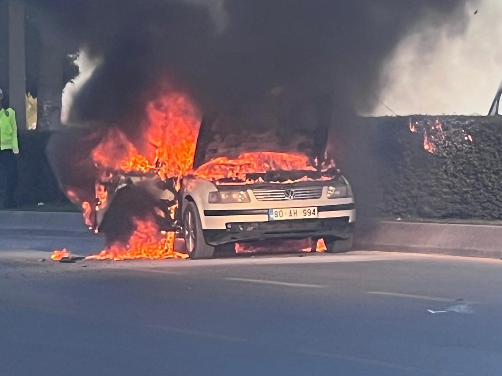 Otomobil alev alev yandı: 2 kişi son anda kurtuldu