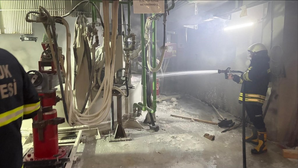 Fabrikada patlama: 1’i ağır 2 işçi yaralandı