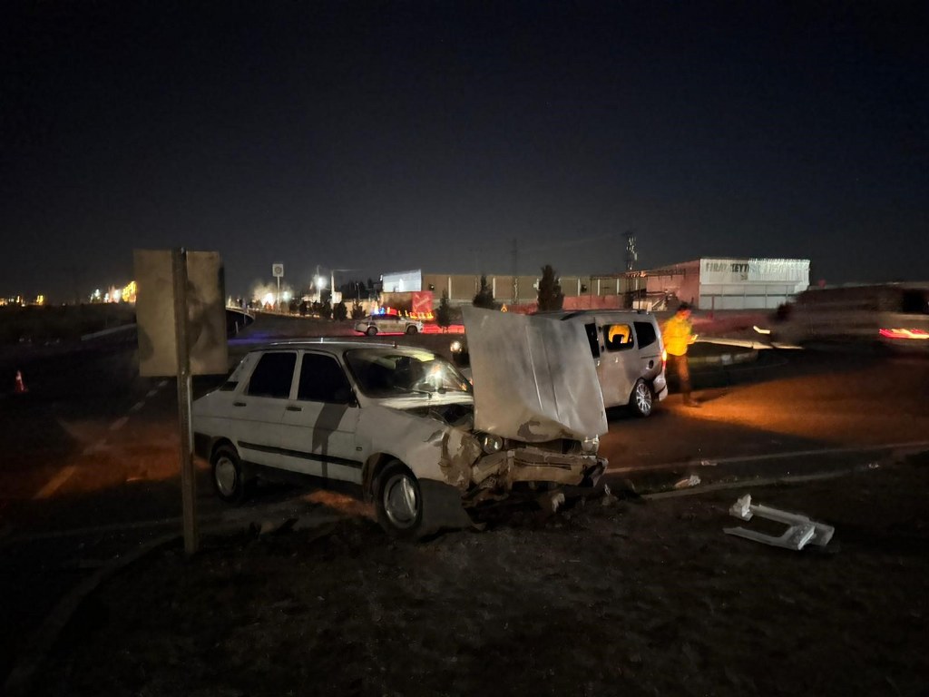 Hafif ticari araç ile otomobil çarpıştı: 5 yaralı