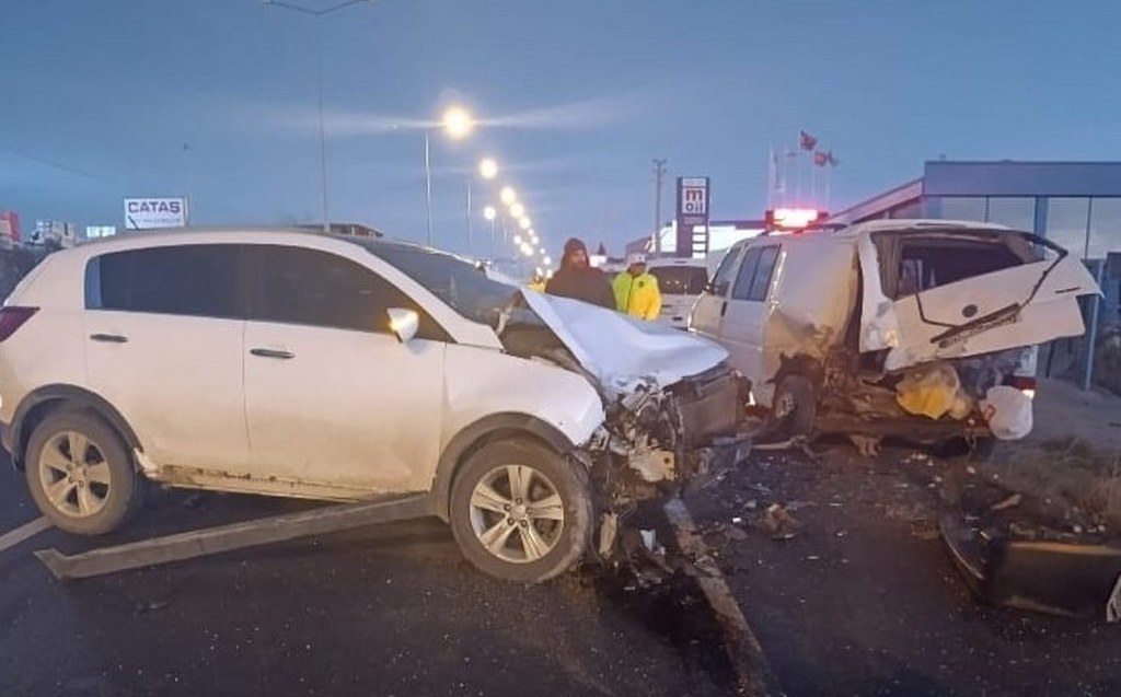 Otomobil minibüse çarptı: 1 yaralı