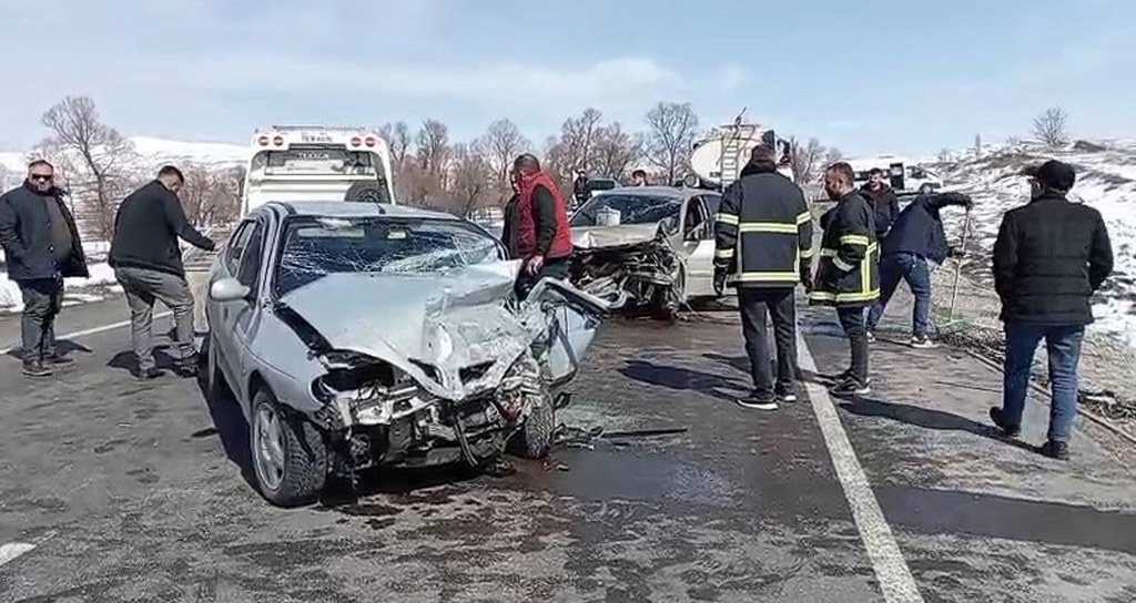 Otomobil kafa kafaya çarpıştı: 4 yaralı