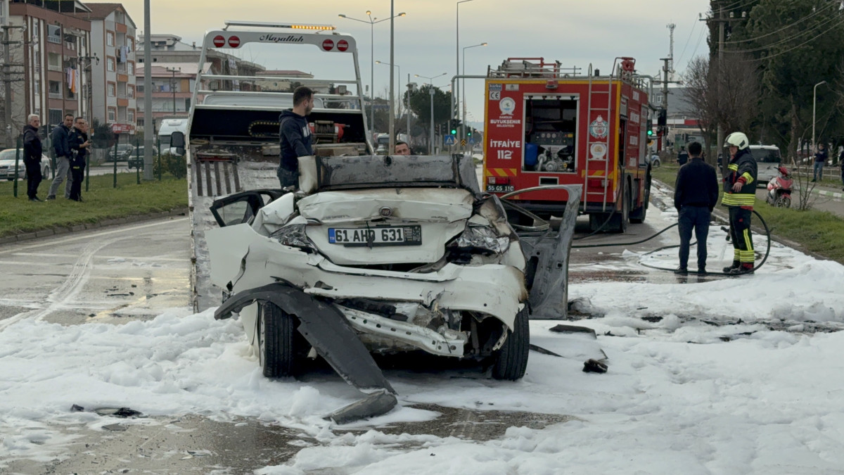 Zincirleme kaza: 3 otomobil alev alev yandı, 4 yaralı