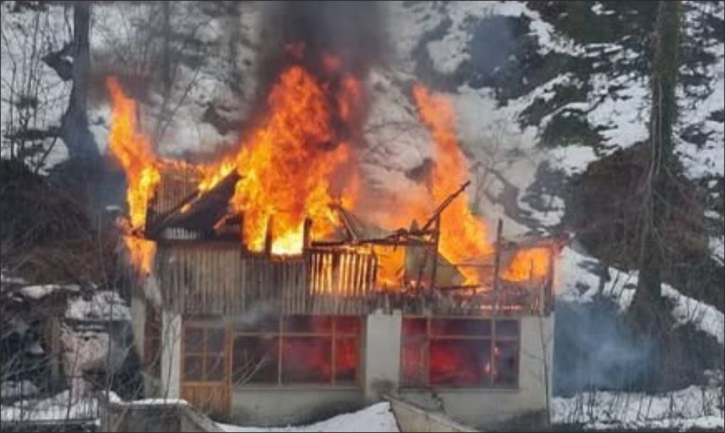 Balık tesisinde çıkan yangın evi küle çevirdi