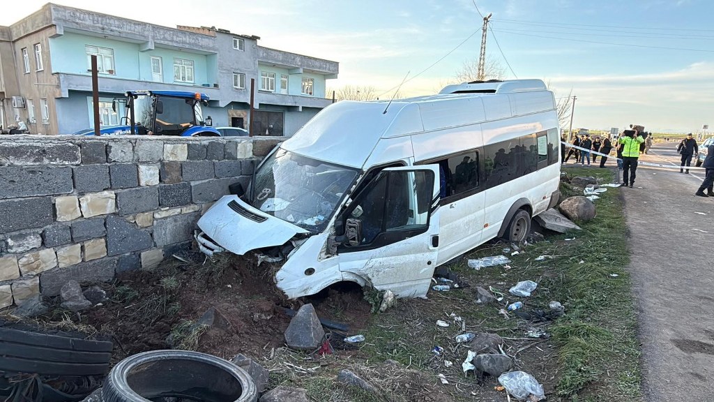 İşçi minibüsü duvara çarptı: 12 yaralı