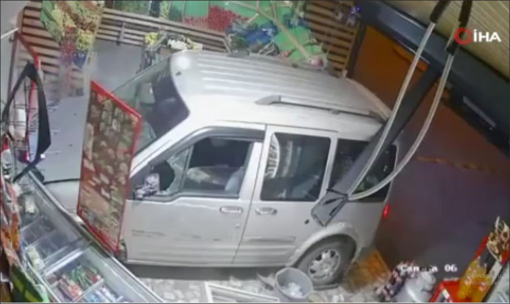 Ehliyetsiz sürücü önce kaza yaptı, ardından markete girdi