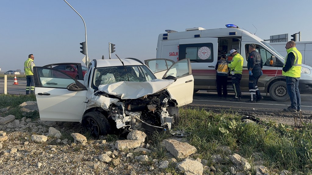 Otomobil ile pikap çarpıştı: 3 yaralı