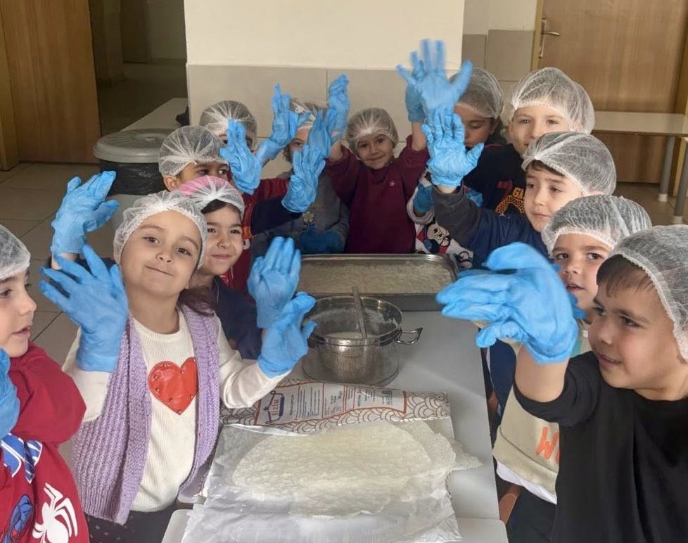 Minik öğrenciler güllaç yapmayı öğrendi
