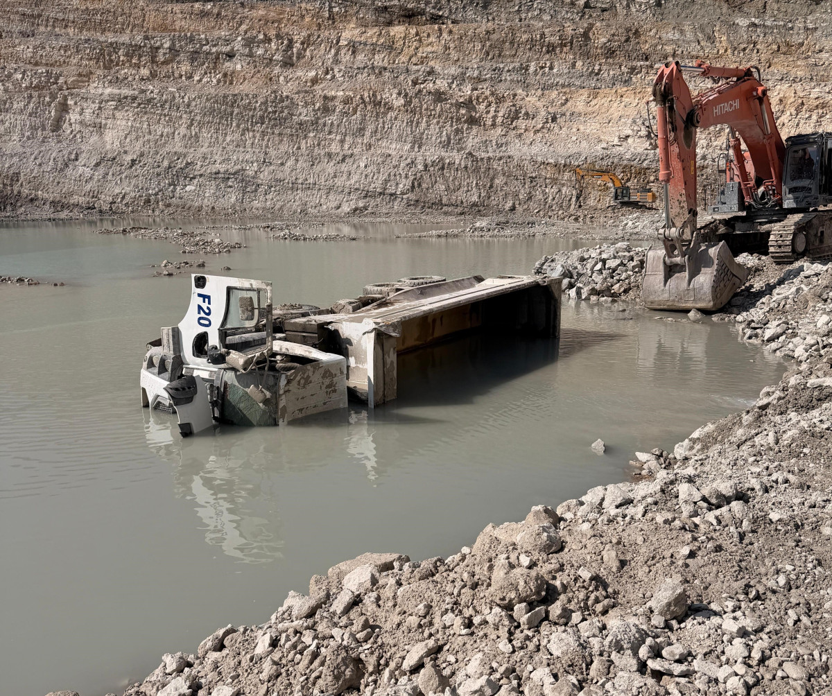 Hafriyat kamyonu sürücüsü hayatını kaybetti