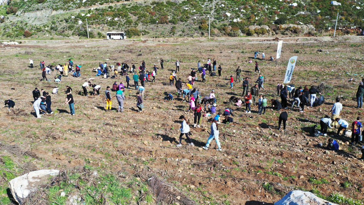 Marmaris’te öğrenciler fidanları toprakla buluşturdu