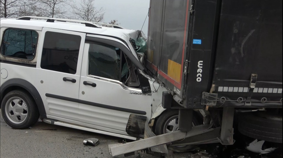 Hafif ticari araç hurdaya döndü: 2 yaralı