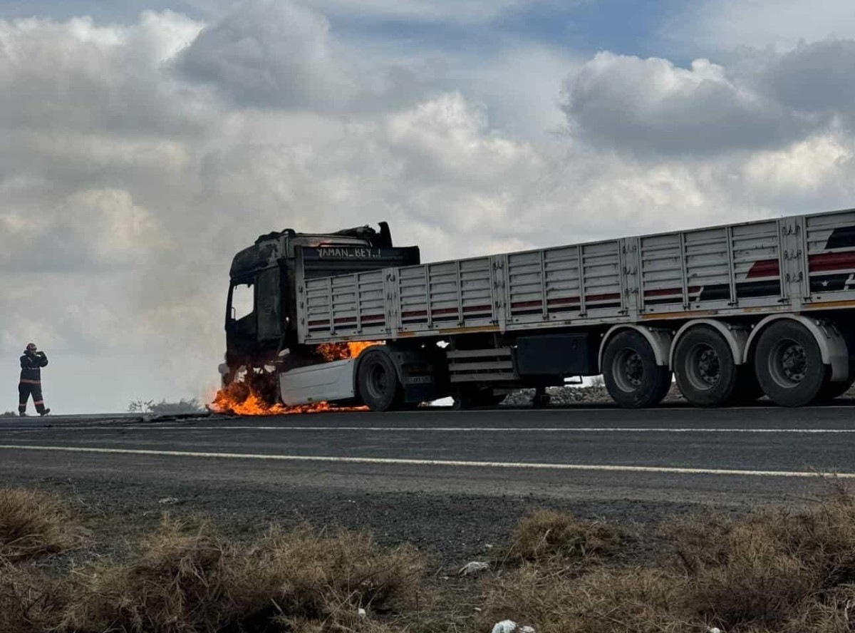 Seyir halindeki tır alev aldı