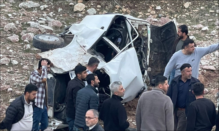 Devrilen otomobil hurdaya döndü: 3 ağır yaralı