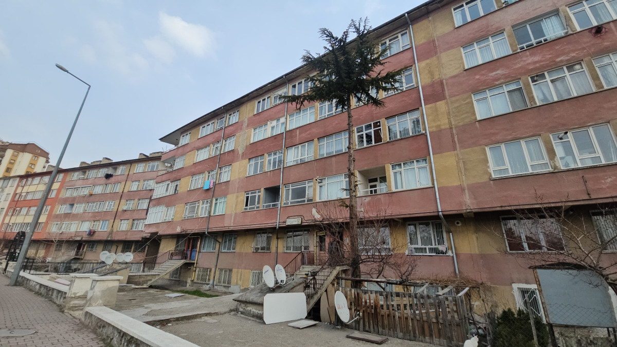 5. kattan atlayan bir kişi hayatını kaybetti: O anlar kamerada