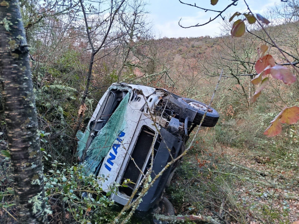 Servis aracı uçuruma yuvarlandı: 1 yaralı