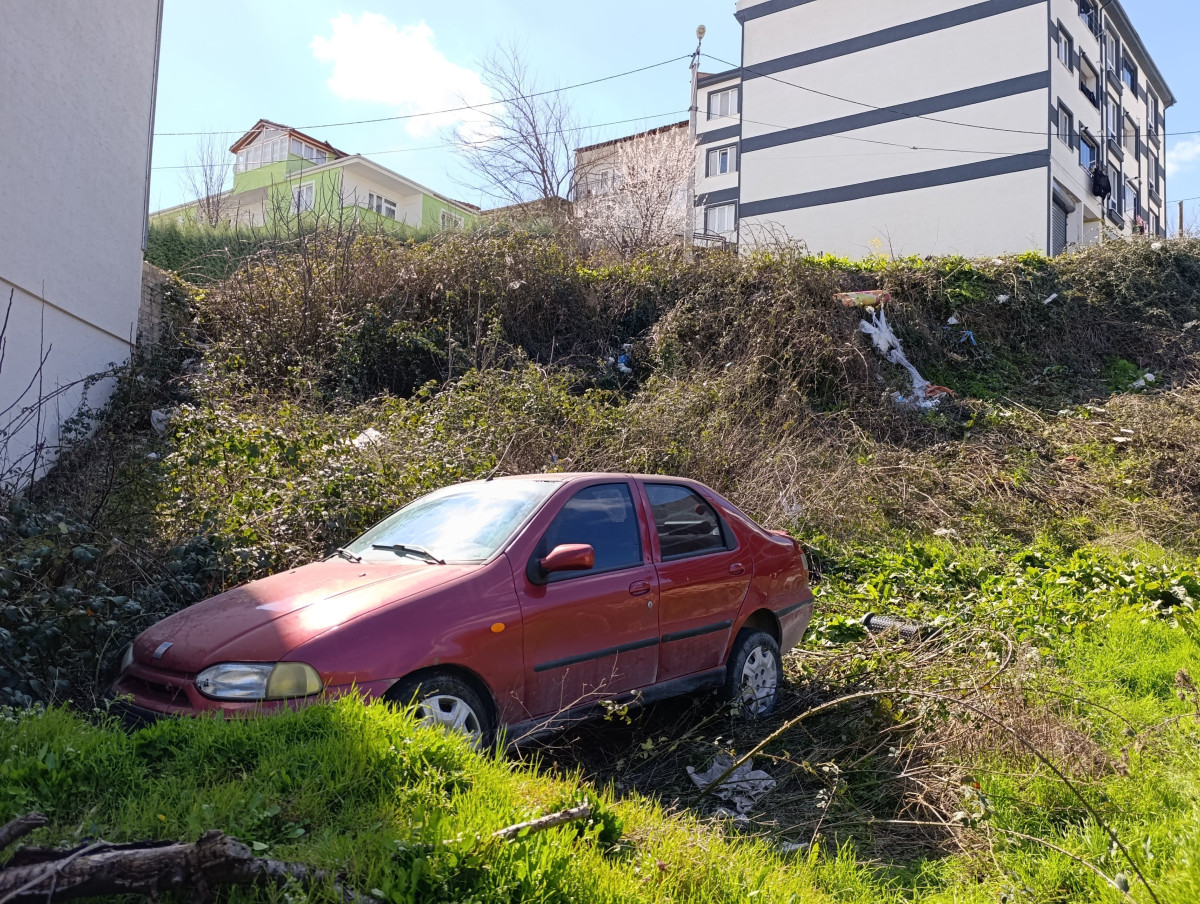 Freni boşalan otomobil şarampole uçtu