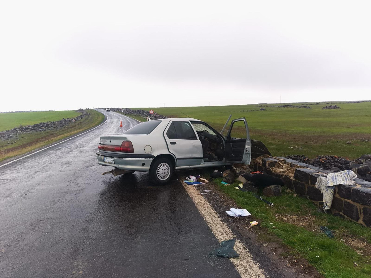 Otomobil köprü duvarına çarptı: 5 yaralı